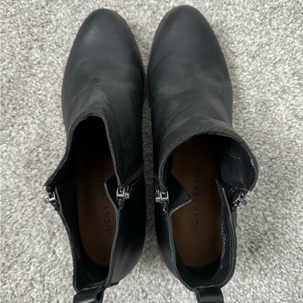 Like new Lucky Brand ankle boots in black leather.